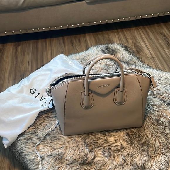 Authentic Givenchy Antigona - Picture 1 of 7
